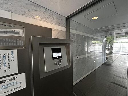 【エントランス】オートロック付きのマンションです。