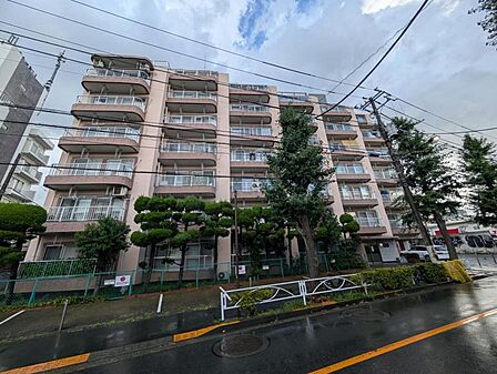 【外観】青空に映えるあたたかみのある外観デザイン。日々の暮らしに寄り添う穏やかな住環境。