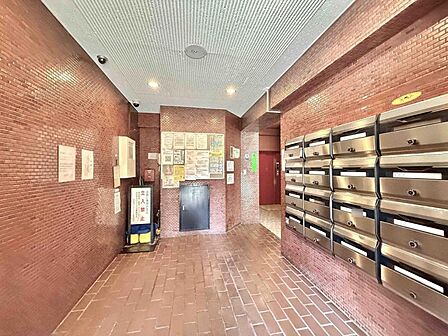【エントランス】落ち着いた色調のタイル貼りで、清潔感があります。