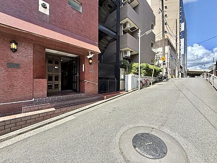 【エントランス】スッキリとした前面道路がもたらす、開放感のある住環境。
