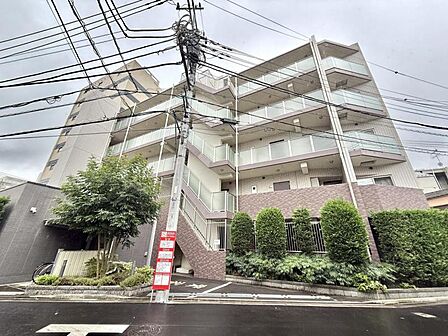 【外観】静かな住宅街に映える、端正なマンション。暮らしの舞台にふさわしい、落ち着きと品格を備えています。