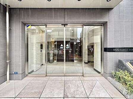 【エントランス】大きなガラス面が描く開放的な風景。内と外が美しく繋がる。