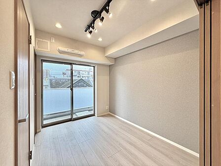 【洋室：4.2帖】プライベートなお部屋ではゆったりとした時間を過ごしたいです。音楽を聴いたり読書したりと落ち着いた時間が流れる住空間。