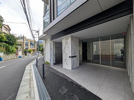 【エントランス】建物の印象を高める洗練された佇まい。