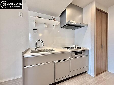 【キッチン】洗練されたシステムキッチンが住空間の美意識を高める。