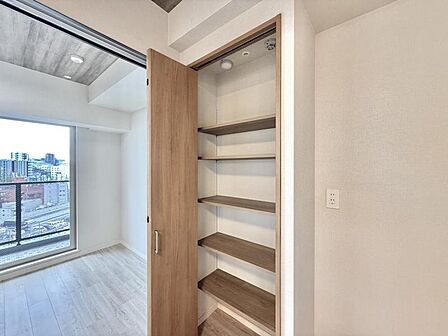 【収納】リビングにも便利な棚収納が備わり、住空間をより効率よく使えます。