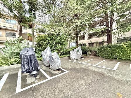 【バイク置き場】出し入れもスムーズな使い勝手の良いスペースです。