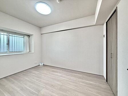 【洋室:6帖】フローリング仕様でお手入れもしやすいお部屋です。
