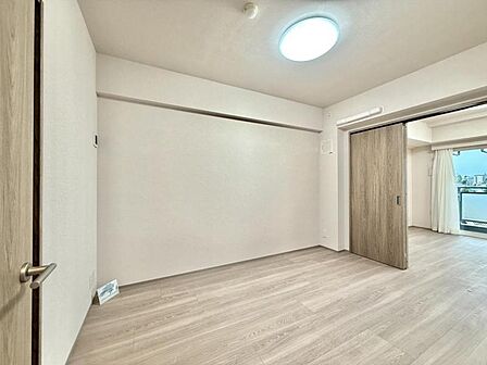 【洋室：5.7帖】明るい陽射しが差し込むマイルーム。ゆったりしたと寛ぎ時間を与えてくれます。