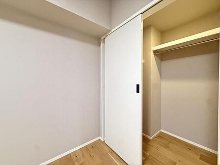 【収納】大きなWICが完備。衣類や大きな家電などをマルチに収納できて住空間をより広げてくれます。