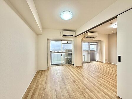 【洋室:5.6帖】フローリング仕様でお手入れもしやすいお部屋です。
