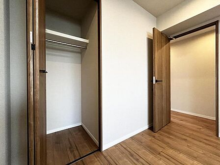 【収納】丈の長いコートやワンピースをハンガーに掛けてシワを付けずに収納できます。