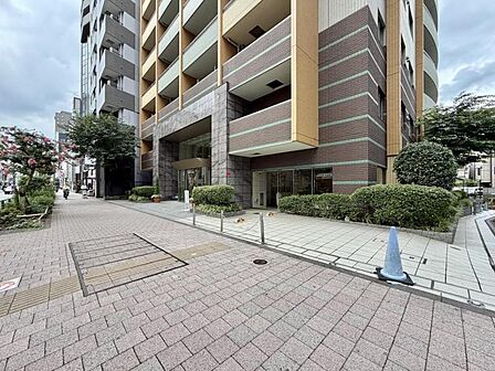 清潔感のある明るいエントランスが、毎日の帰宅を心地よく迎えてくれます。