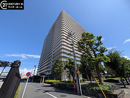 【外観】 青空に映える重厚な佇まい。都心の喧騒を忘れさせる端正な外観。