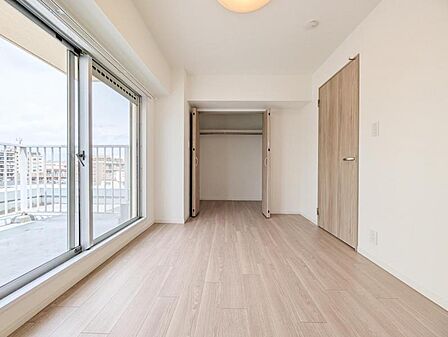 【洋室:5.7帖】 一日の疲れをいやしてくれる主寝室。時を忘れて過ごす場所として過ごせるお部屋です。