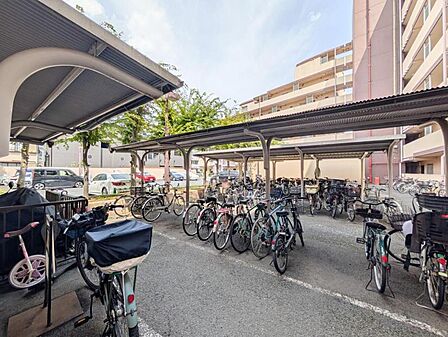 【駐輪場】 屋根付きの駐輪場は雨の日などにとても重宝します。