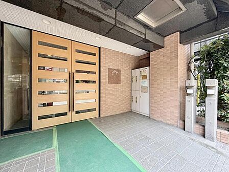 【エントランス】 しっかりと管理が行き届き開放感があり明るいマンションの顔