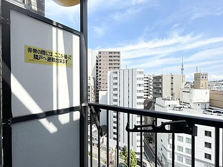 【バルコニー】 陽の光に照らされるバルコニーを、爽やかな涼風が吹き抜けていきます。