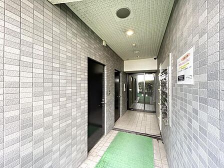 【エントランス】住まいへと続く落ち着いた導入空間。