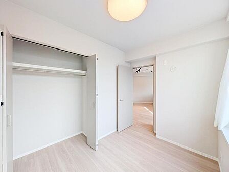 【洋室:5.0帖】 シンプルで綺麗な形の居室は季節に合わせてインテリアを楽しみながらお住まいいただけます。