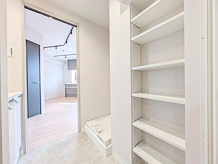 【洗面所】 洗面所にも棚収納が備わりリネン類や消耗品を効率よく収納できます