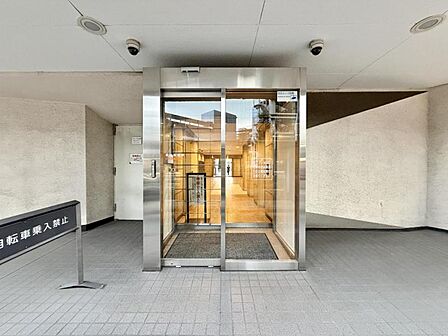 【エントランス】優雅さも感じられる重厚で高級感のあるエントランスです。