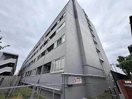【外観】落ち着いた色調でまとめられた、落ち着きと品のある佇まい。