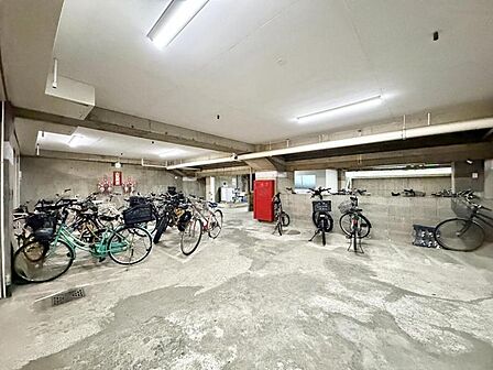 【駐輪場】建物内に整理された駐輪場があり、愛車の保管に便利。