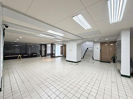 【エントランス】どこか懐かしく、いつも新しい。丁寧な手入れが紡ぐ品格の佇まい。