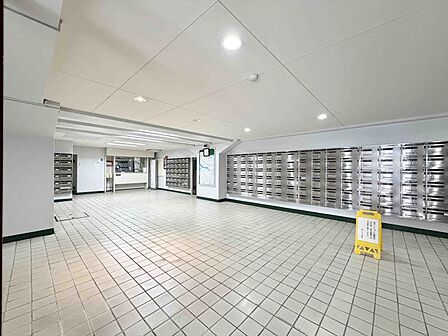 【エントランス】しっかりと管理が行き届いており、いつも共用部は綺麗に保たれています。