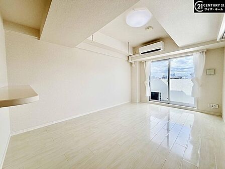 【LDK:9.0帖】シンプルで洗練された内装。どんな家具を置いても調和する、自由度の高いリビングです。