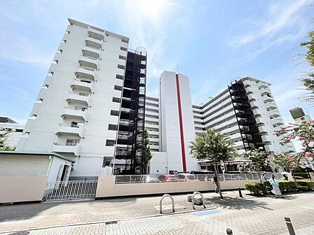【外観】　閑静な住宅街に佇む、品のあるマンション。街の空気に溶け込む、穏やかな佇まいです。