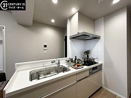 【キッチン】洗練されたカウンターキッチンが住空間の美意識を高める。開放感と上質な光が調和する、優雅で心満たされる暮らしを演出します。