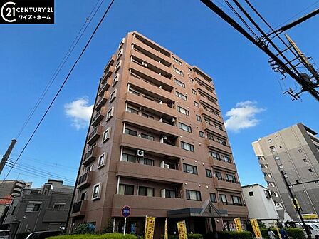 【外観】青空に映える重厚な佇まい。都心の喧騒を忘れさせる端正な外観。