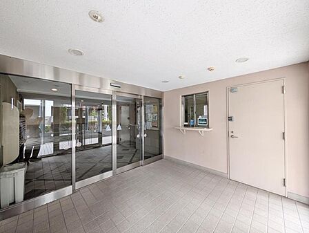 【エントランス】 穏やかな日常の入り口。広々とした空間が日々の快適さに繋がります