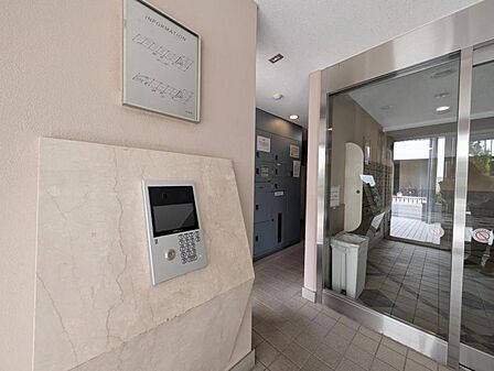 【オートロック】 オートロック完備の安心感。住まう人の安全を第一に考えた設計。