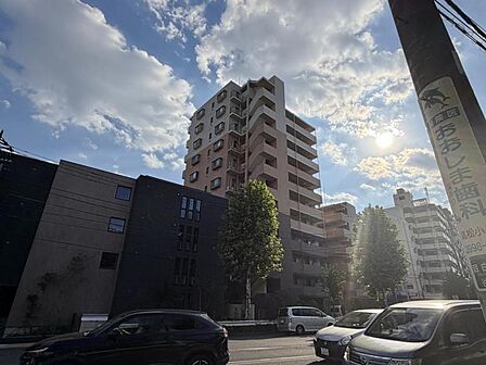 【外観】周囲の街並みと調和する落ち着いた色調。