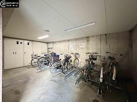 【駐輪場】屋根付きの駐輪スペースがあり、雨の日も安心です。