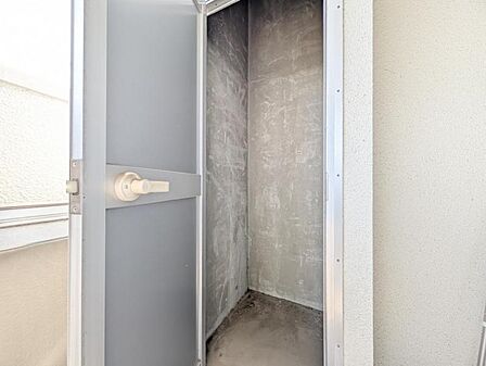 【収納】　バルコニーにはトランクルームも備わっています