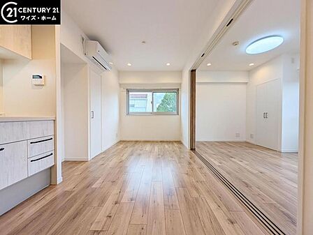【DK:8.7帖】明るい陽光が注ぎ、寛ぎの雰囲気に満たされるダイニング。