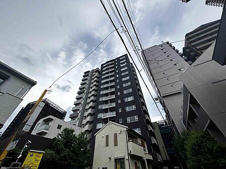 【外観】都心に佇むスマートな外観。洗練された街並みに、静かに映える存在感です。