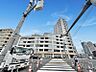 外観：【外観】周囲の街並みと調和する落ち着いた色調。上質な日常を予感させる。