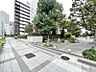 玄関：【周辺環境】小さなお子様連れやベビーカーでの移動も安心な、平坦で整然とした街並み。