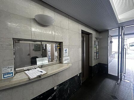 【エントランス】管理の行き届いた清潔な空間。