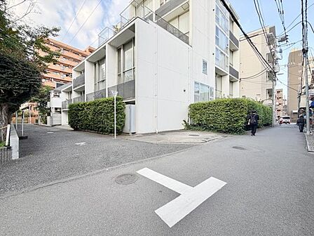 【前面道路】 交通量が落ち着いた閑静な道。お子様の通学も安心の住環境。