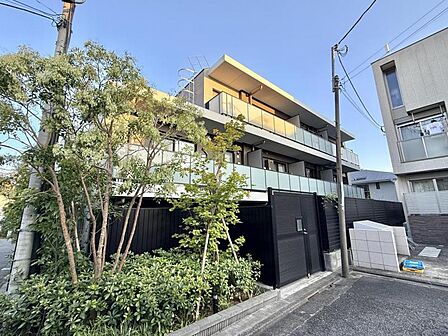 清潔感のあるシンプルな外観が魅力的な物件です。