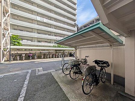 【駐輪場】屋根付き駐輪場で、雨の日も安心です。