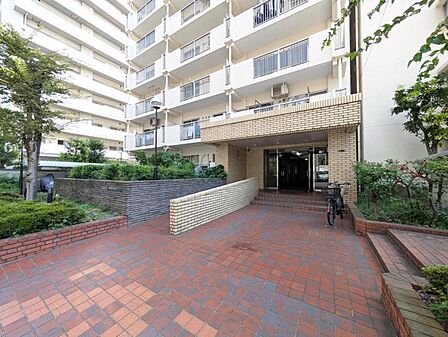 【エントランス】分譲マンションらしい品のあるエントランスです。