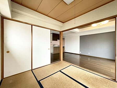 【洋室】リビングから見守りのしやすい洋室はお子さまの遊び部屋にも適しています。元気に遊ぶお子さまと一緒に寛げる間取りです。