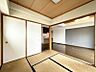 室内：【洋室】リビングから見守りのしやすい洋室はお子さまの遊び部屋にも適しています。元気に遊ぶお子さまと一緒に寛げる間取りです。